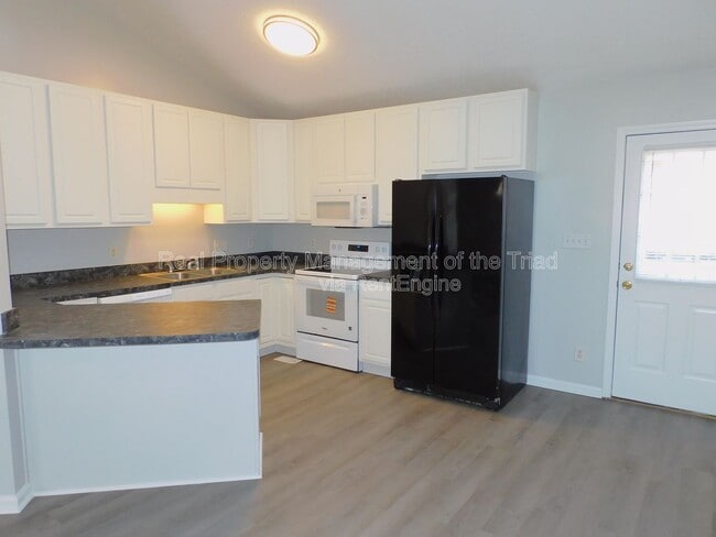 Building Photo - 4301 Edgemore Rd