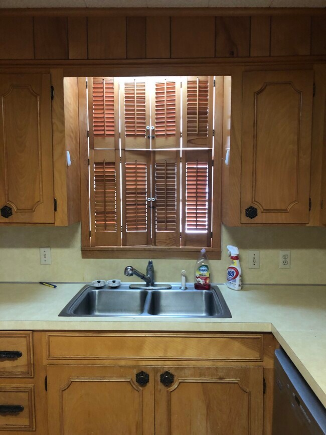 Building Photo - 716 W Georgia Ave