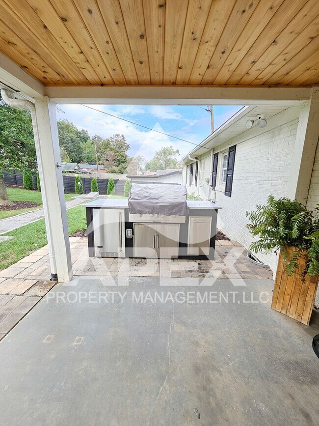 Building Photo - Renovated & Stunning - Single level Brick ...