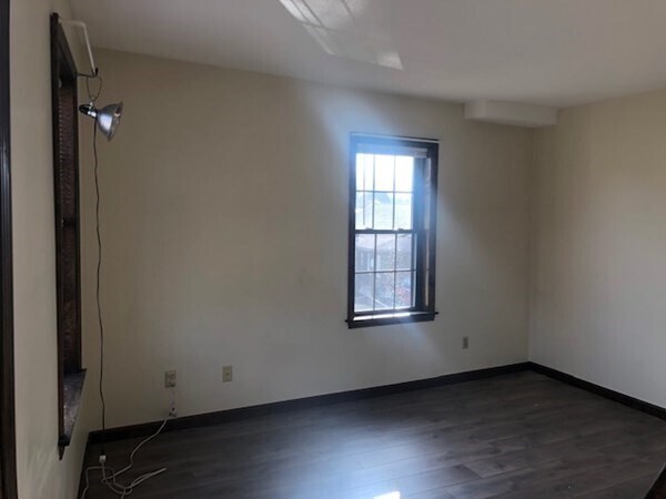 Building Photo - 39 Meadow St