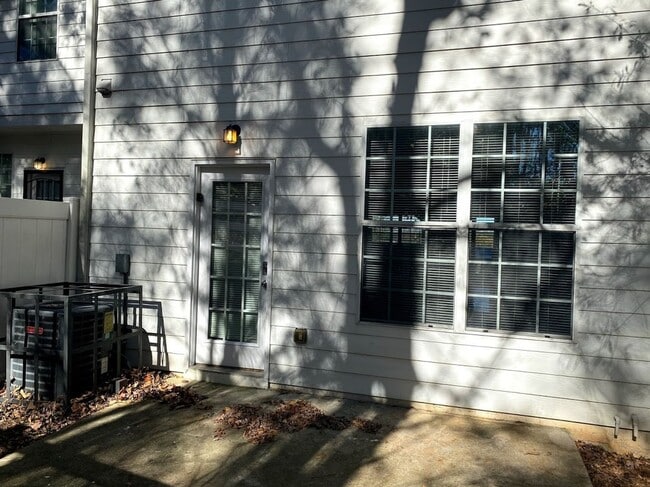 Building Photo - Welcome to this charming brick townhome in Lithonia, GA 2br/2.5 bath Townhome!