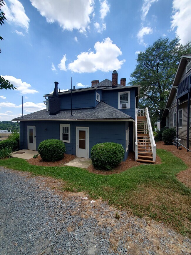 Building Photo - 115 S Spruce St