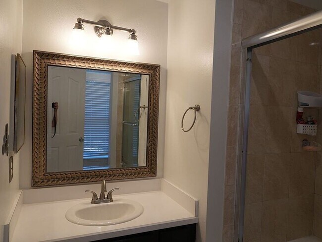 Building Photo - 1004 Waterside Dr