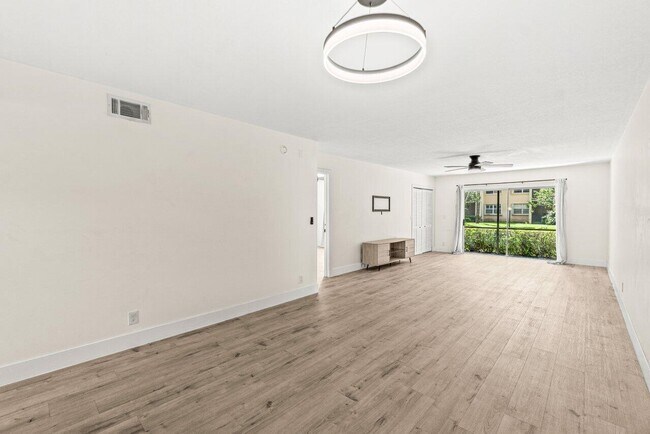 Building Photo - 2935 SW 22nd Ave