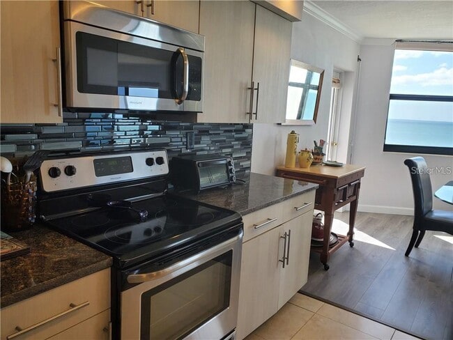 Building Photo - 1050 Longboat Club Rd