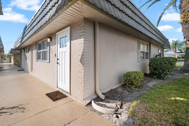 Building Photo - 1802 Bedford Terrace