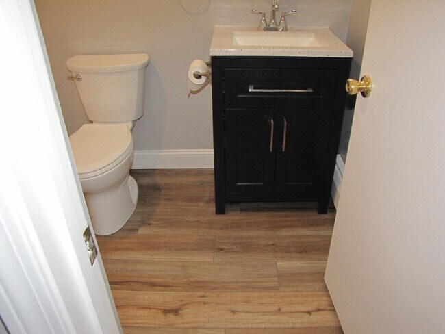 Building Photo - 1301 Bodwell Rd