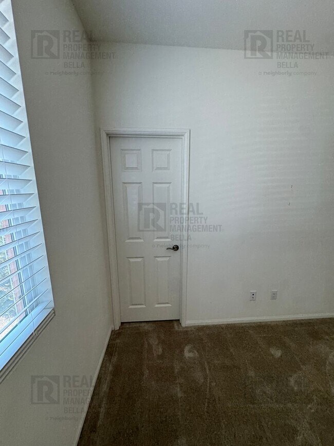 Building Photo - Single-Story Comfort & Style in Prime Heme...
