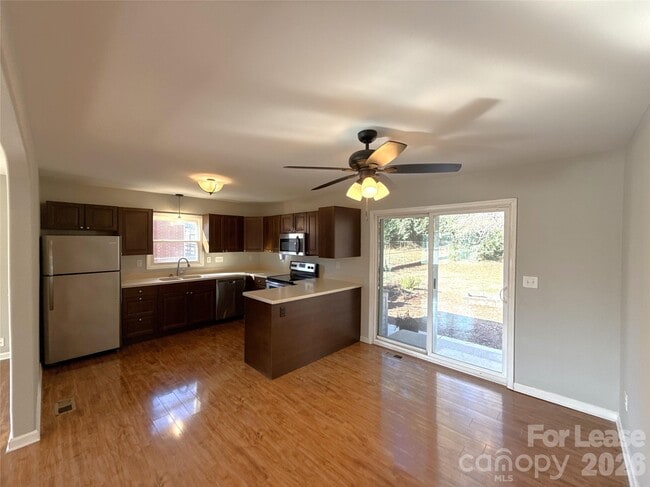 Building Photo - 1601 Starbrook Dr