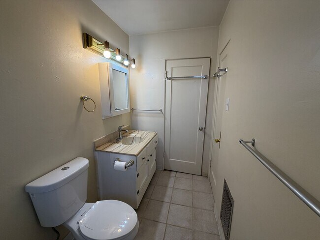 Building Photo - 2 Bedroom Single Story Home Available Near San Mateo Blvd NE & Constitution Ave NE!