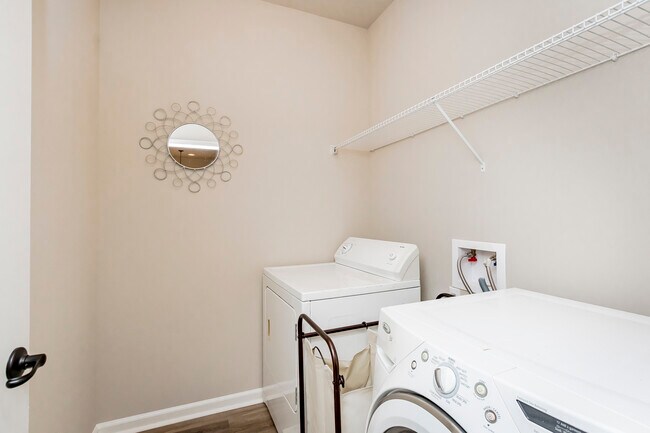 Building Photo - 2800 S Roth Ave