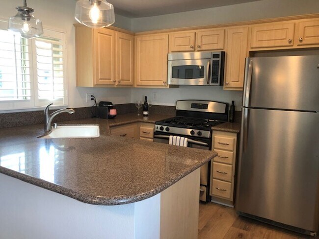 Building Photo - 2 bedroom, 1 bath townhome in great location