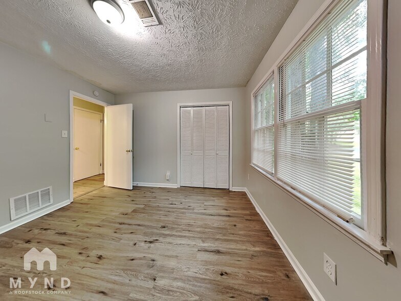 Building Photo - 35 Paris Ct