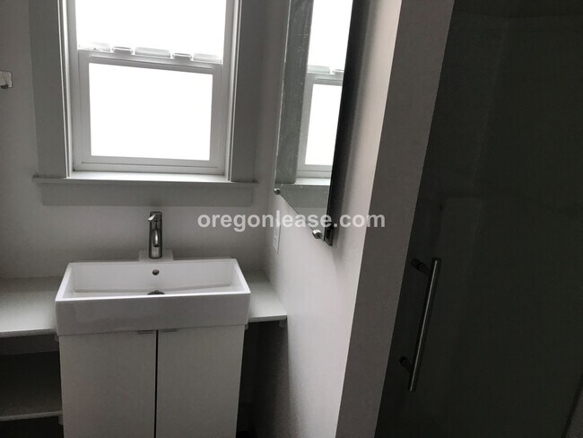 Building Photo - 3 Bedroom 2 bath home Whiteaker home near parks