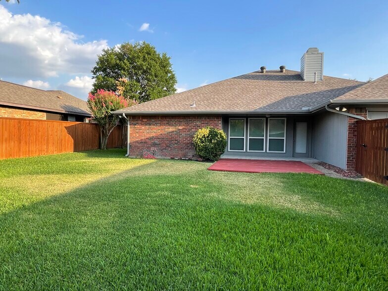 Building Photo - 807 Rush Creek Dr