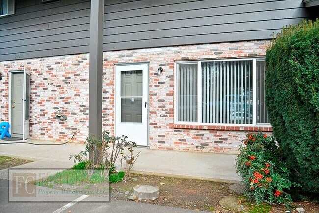 Building Photo - 2725 Maywood Dr