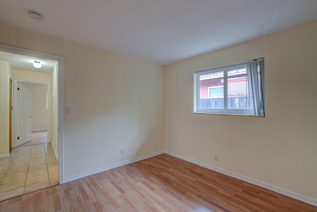 Building Photo - 8 NE 16th Pl