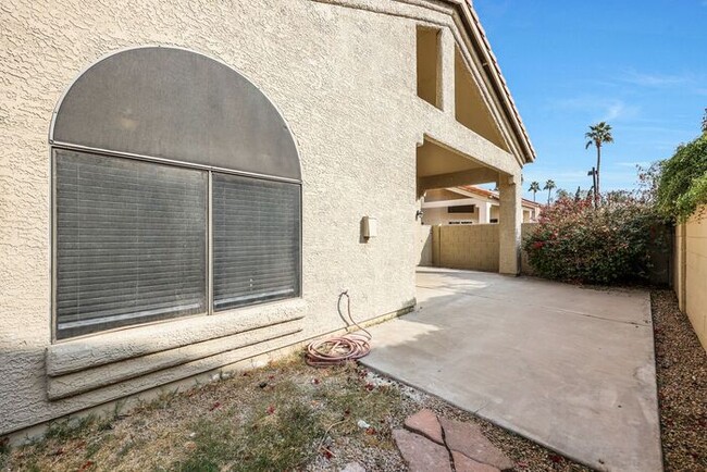 Building Photo - LOCATION! LOCATION! LOCATION! 3 BEDROOM, 2...