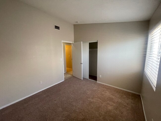 Building Photo - 3 bedrooms and 2 bathroom home! come see today!