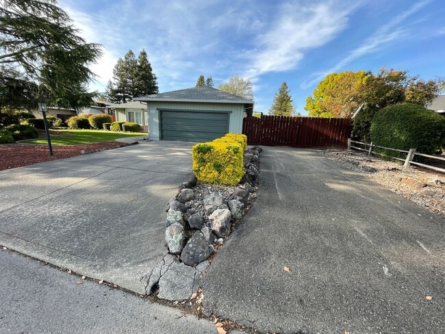 Building Photo - Spacious three bedroom home in desirable Windsor neighborhood!