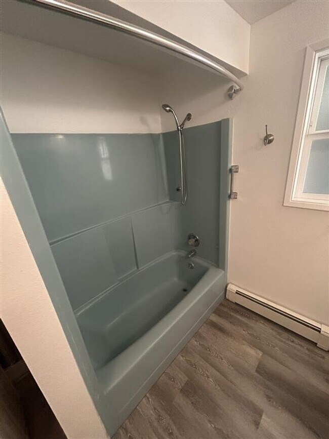 Building Photo - 209 E 3rd St