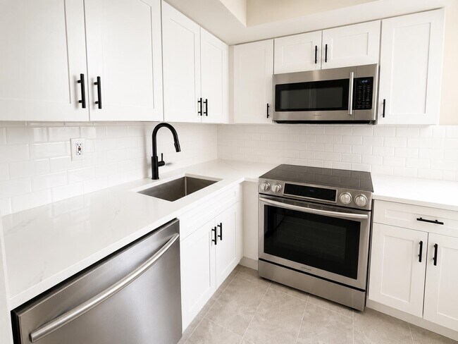 Building Photo - 6816 Bellevue Ave