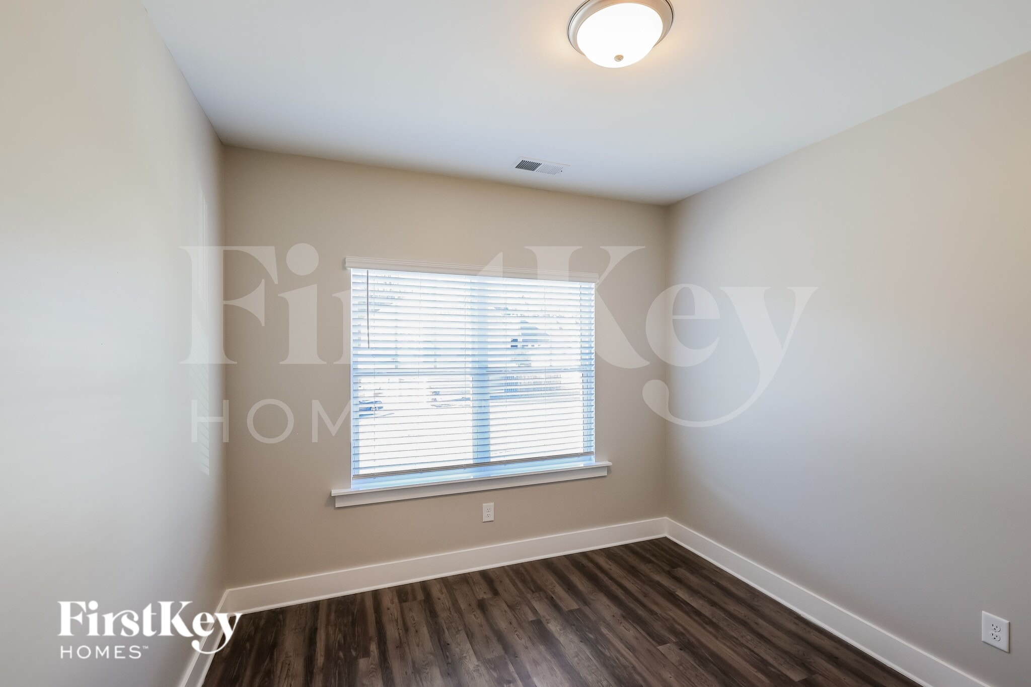 Building Photo - 2762 Village Pl