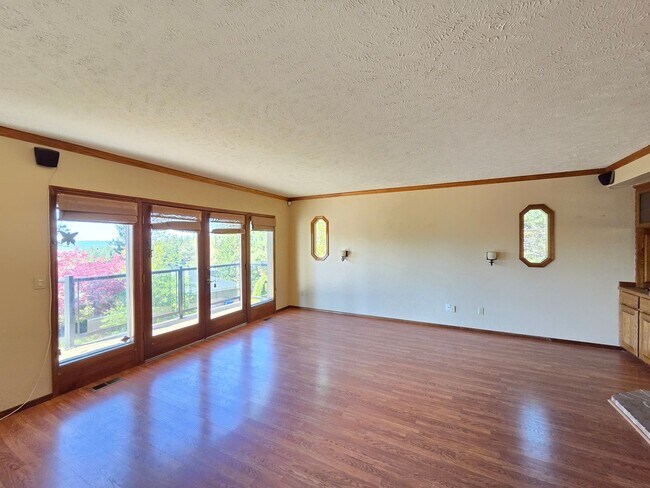 Building Photo - $3,800 - 5 Bed / 4 Baths Stunning Northwood Home with Views
