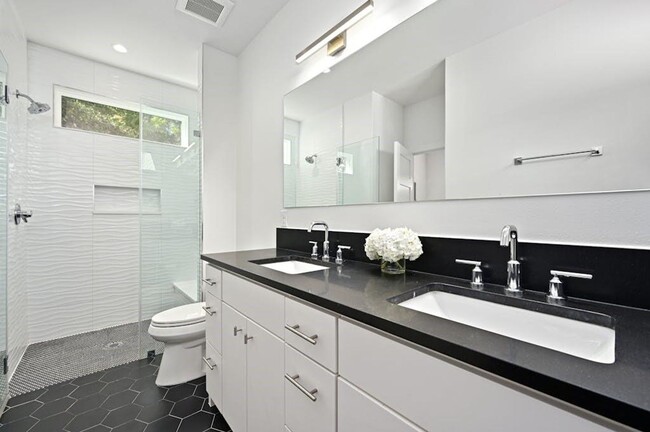 Building Photo - Best free standing 2 bed 2 bath House in great location