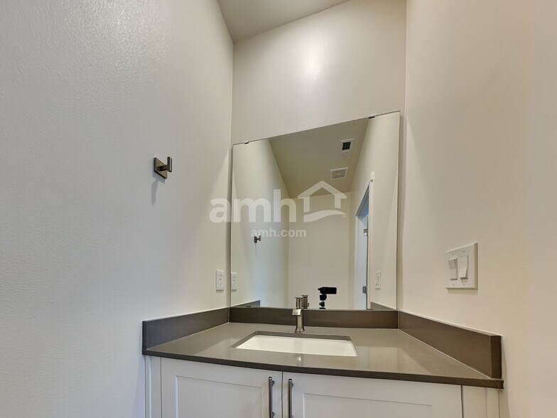 Building Photo - 4807 85th Dr NE