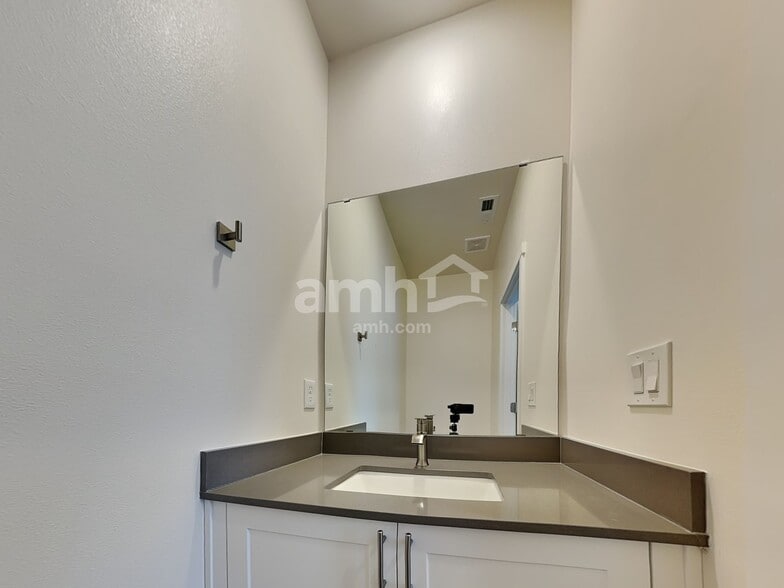 Building Photo - 4831 85th Dr NE