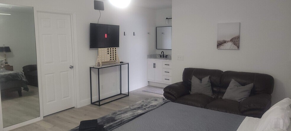 Building Photo - 1616 20th St SW