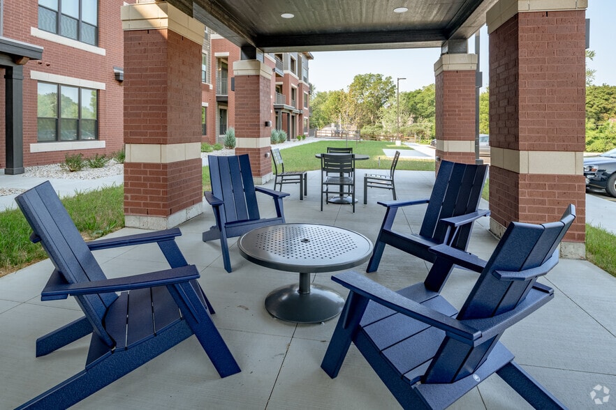 Patio - Lincoln Street Apartments