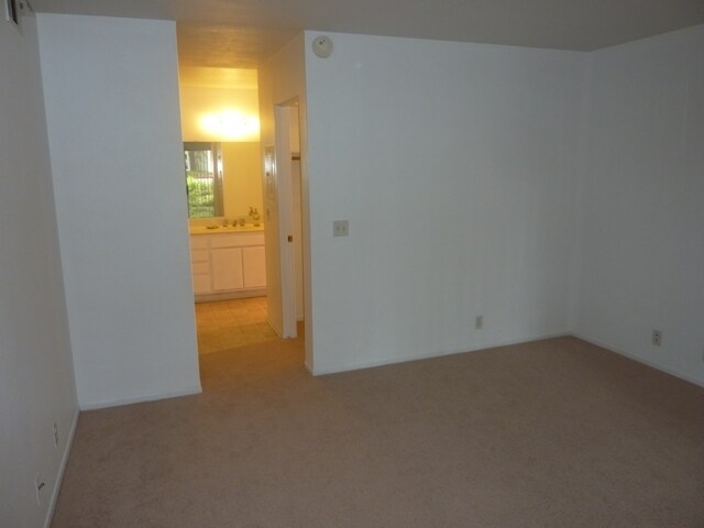 Building Photo - 2 Bedroom Goleta Condo
