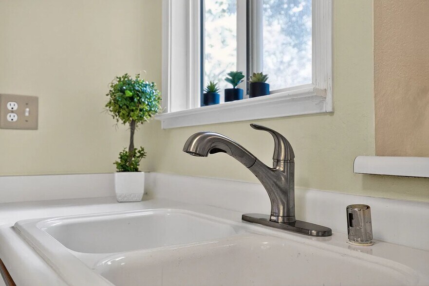 Building Photo - 211 Stony Point Rd