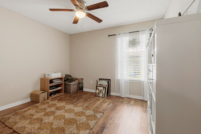Building Photo - 855 Mande Ct