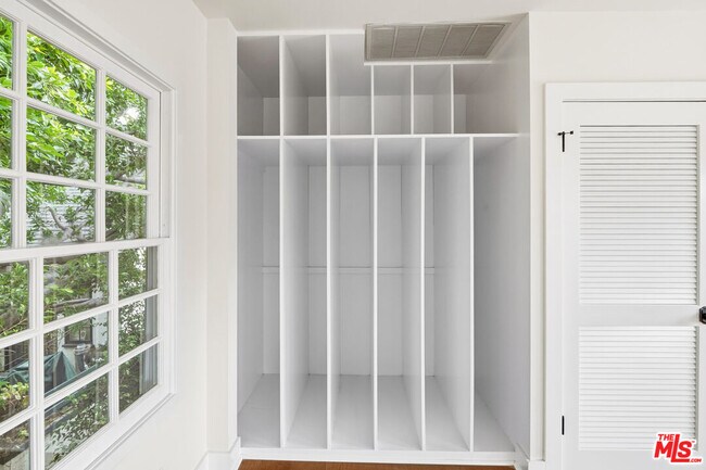 Building Photo - 10309 La Grange Ave