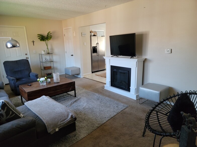 Living Room w/Fireplace - 145 S 18th Ave