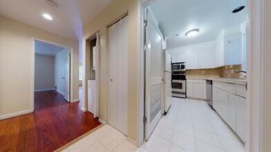 Building Photo - Beautiful 1 Bedroom 1 Bathroom in Pac Heig...