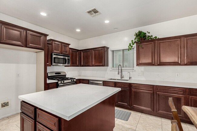 Building Photo - 390 W Wisteria Pl