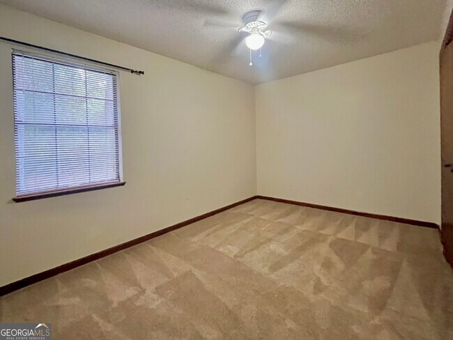 Building Photo - 204 Tanglewood Dr