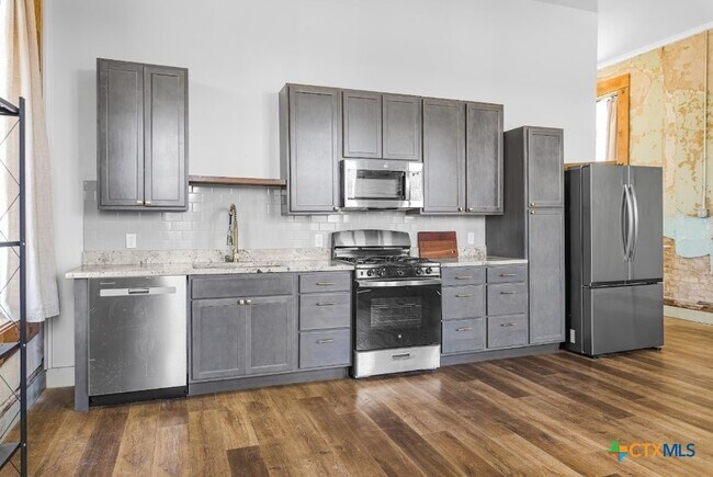 Building Photo - 123 W May St