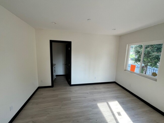 Building Photo - Beatiful and spacious Rental in Montebello...