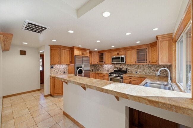 Building Photo - Beautifully Updated 3BR/2BA Home with Private Garden Oasis