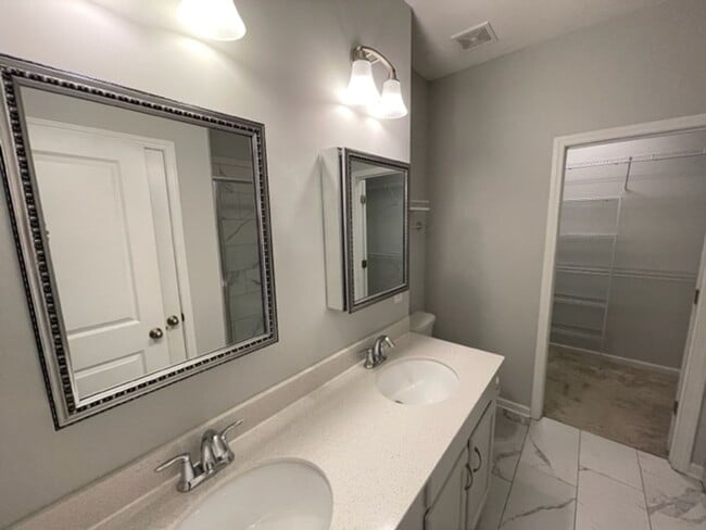 Building Photo - MOVE IN READY! Amazing end-unit townhome