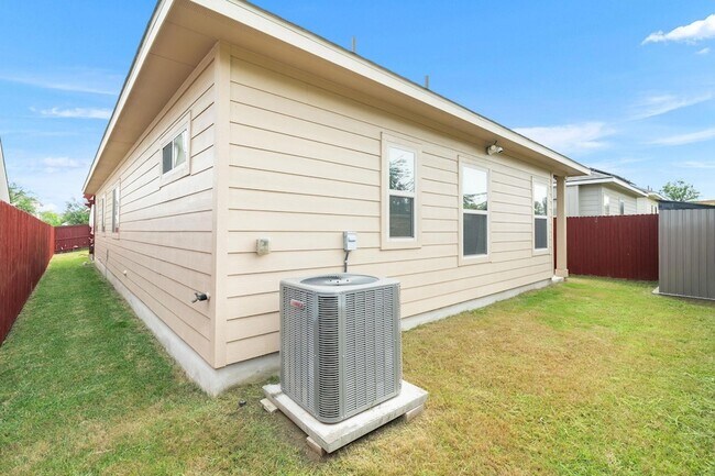 Building Photo - 5917 Principale Dr
