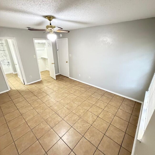 Building Photo - 2640 Glenmore Dr