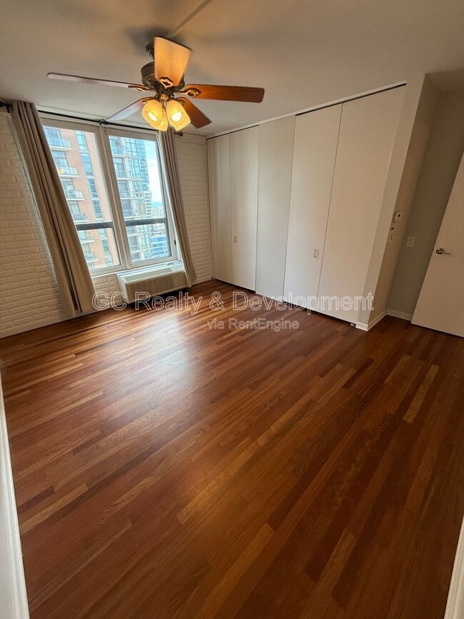 Building Photo - 899 S Plymouth Ct