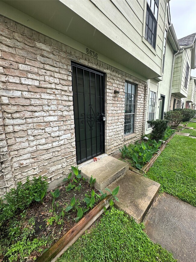 Building Photo - 8636 Village of Fondren