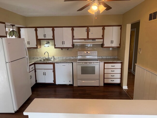 Building Photo - Lovely Large 3 Bedroom 1 1/2  Bath Ranch Style Home